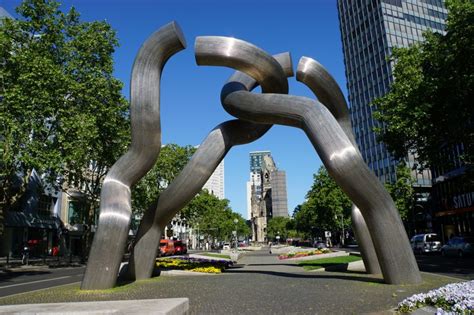 Walk along the Kurfürstendamm and the Tauentzien.